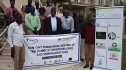 Mgr Edward Eduardo Hiiboro avec des membres du réseau de radios catholiques (CRN) au Soudan du Sud/ Crédit : ACI Afrique / 