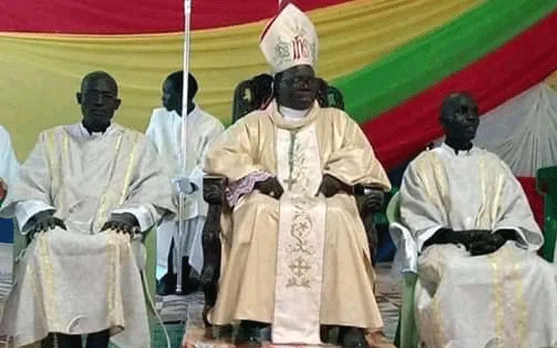 Mgr Stephen Ameyu avec les deux diacres qu'il a ordonnés pour le diocèse de Rumbek au Soudan du Sud. / ACI Afrique