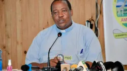 Le Secrétaire général de la Conférence épiscopale de Tanzanie (TEC), le Père Charles Kitima, s'adressant aux membres de la presse. Crédit : TEC / 