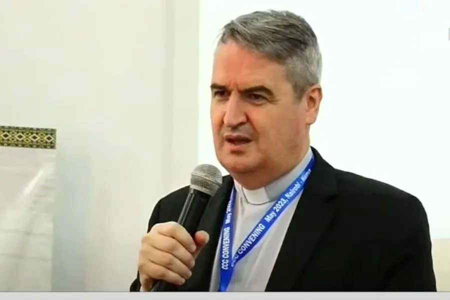 Le père Andrew Small, secrétaire de la Commission pontificale pour la protection des mineurs, s'adressant aux participants lors de la convention des parties prenantes de Catholic Care for Children International (CCCI) dans la région de l'Association des conférences épiscopales membres de l'Afrique de l'Est (AMECEA) à Nairobi, le 16 mai 2023.