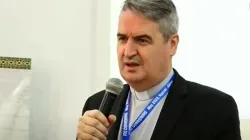 Le père Andrew Small, secrétaire de la Commission pontificale pour la protection des mineurs, s'adressant aux participants lors de la convention des parties prenantes de Catholic Care for Children International (CCCI) dans la région de l'Association des conférences épiscopales membres de l'Afrique de l'Est (AMECEA) à Nairobi, le 16 mai 2023. / 