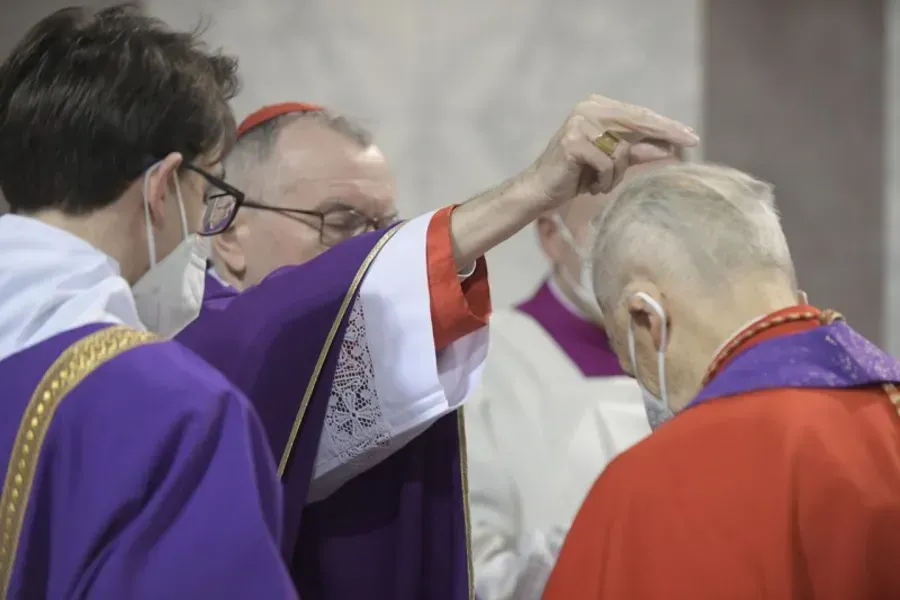 Le cardinal Pietro Parolin célèbre la messe à la basilique de Sainte-Sabine sur la colline de l'Aventin à Rome, Italie, le 2 mars 2022. Vatican Media.