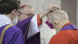 Le cardinal Pietro Parolin célèbre la messe à la basilique de Sainte-Sabine sur la colline de l'Aventin à Rome, Italie, le 2 mars 2022. Vatican Media. / 