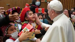 Le pape François rencontre une délégation de personnes ayant fait don du sapin de Noël et de la crèche sur la place Saint-Pierre et dans la salle Paul VI au Vatican, le 10 décembre 2021. Daniel Ibáñez/CNA. / 