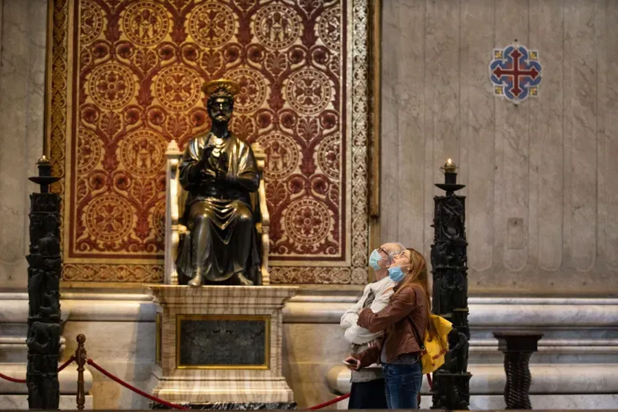 La statue en bronze de saint Pierre à l'intérieur de la basilique Saint-Pierre. Daniel Ibáñez/CNA.