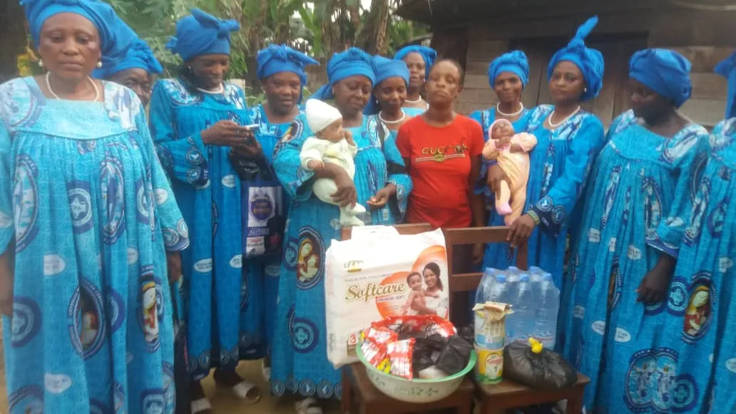 Les femmes catholique offrent leur aide à certaines victimes dans le diocèse de Memfe. Crédit : Emmanuel Ayuni