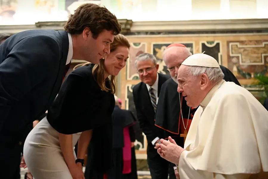 Le pape François rencontre des membres de la Fondation papale dans la salle Clémentine du Vatican, le 28 avril 2022. Vatican Media. / 