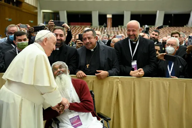 Le Pape François rencontre les Missionnaires de la Miséricorde au Vatican le 25 avril 2022. Crédit : Vatican Media