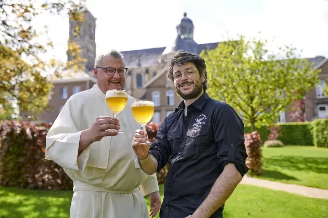 Le père Karel Stautemas, brasseur de l'abbaye, et le maître brasseur Marc-Antoine Sochon portent un toast à l'occasion de l'ouverture de la brasserie de l'abbaye de Grimbergen, en Belgique / PRNewsfoto/Grimbergen.