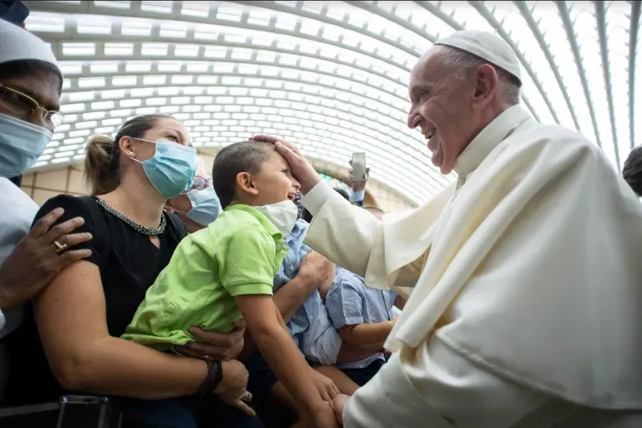 Le pape François salue des catholiques du diocèse de Rome dans la salle Paul VI du Vatican, le 18 septembre 2021. Vatican Media.