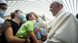 Le pape François salue des catholiques du diocèse de Rome dans la salle Paul VI du Vatican, le 18 septembre 2021. Vatican Media. / 