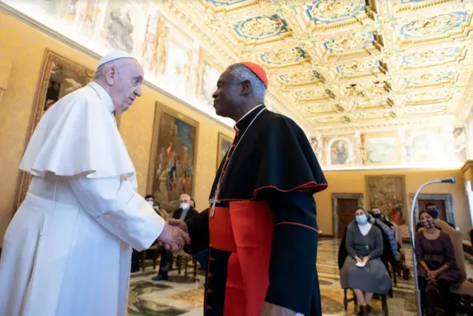 Le pape François rencontre les participants à une conférence internationale sur l'éradication du travail des enfants dans la salle du Consistoire du Vatican, le 19 novembre 2021. | Vatican Media.