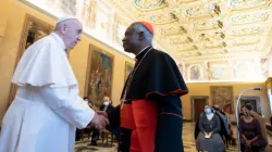 Le pape François rencontre les participants à une conférence internationale sur l'éradication du travail des enfants dans la salle du Consistoire du Vatican, le 19 novembre 2021. | Vatican Media. / 