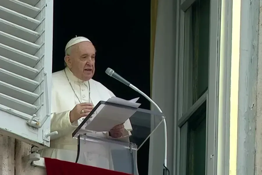 Le pape François prononce son discours de l'Angelus au Vatican, le 2 janvier 2022. Capture d'écran de la chaîne YouTube Vatican News.