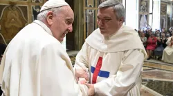 Le pape François salue un représentant de l'Ordre de la Très Sainte Trinité et des Captifs à la Salle Clémentine du Vatican, le 25 avril 2022. Vatican Media / 