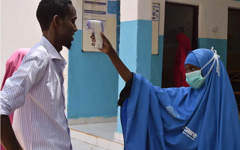 Habiba Mohamed, vérifie la température de Mohamed Abdi Ali à l'hôpital de Luuq, dans la région de Gedo en Somalie. / Rahma Abdullah / Trócaire