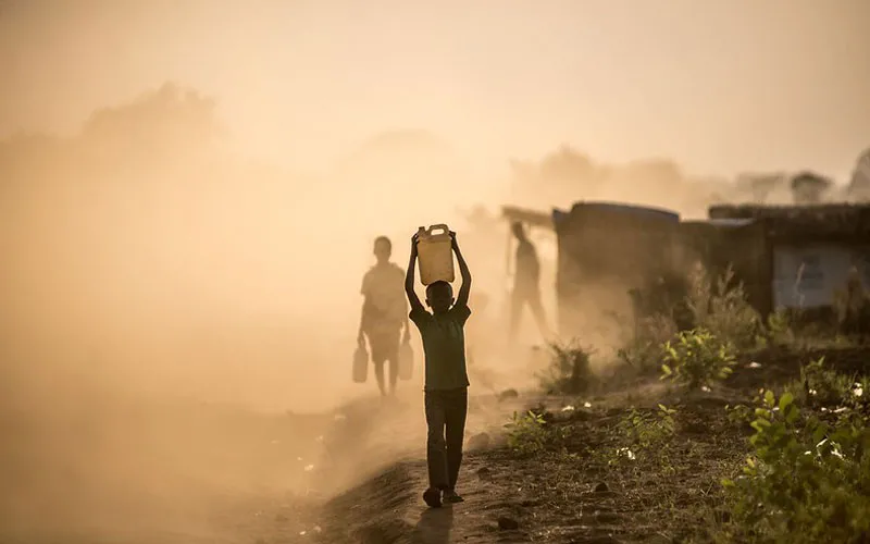 Les enfants réfugiés du Soudan du Sud transportent de l'eau dans le camp de Bidi Bidi en Ouganda. Tommy Trenchard/ Trocaire