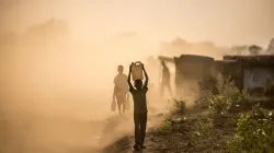 Les enfants réfugiés du Soudan du Sud transportent de l'eau dans le camp de Bidi Bidi en Ouganda. / Tommy Trenchard/ Trocaire