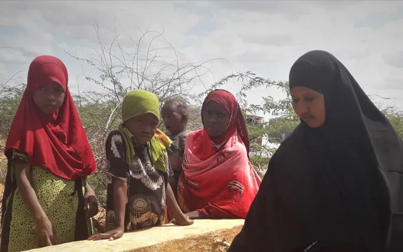 Fartun (39 ans) collectant de l'eau avec d'autres femmes et filles de son village Crédit : Trócaire