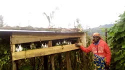 Judith Mukacyubahiro qui fait partie du programme de biodiversité de Trócaire. Crédit photo : Mme Nyiramana Agnes, l'une des animatrices communautaires du district de Nyamagabe, secteur de Buruhukiro, cellule Munini, village de Gitovu. / 