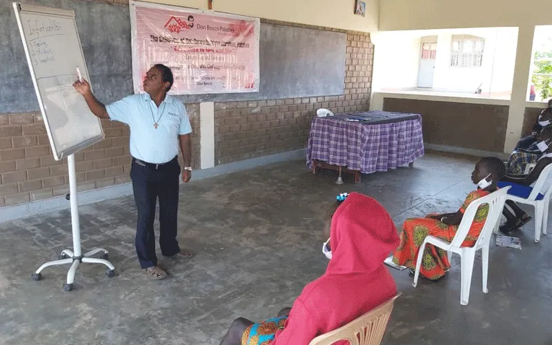 d'apprentissage en personne avec des étudiants du centre de réfugiés Don Bosco Palabek en Ouganda. / Père Lazar Arasu.