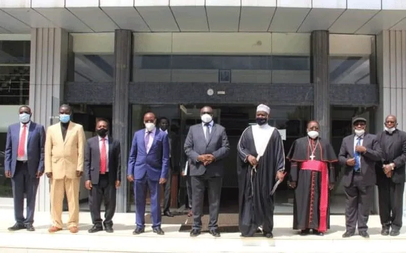 Les représentants de l'IRCU avec le Président de la Cour suprême, Alfonse Chigamoy Owiny-Dollo (au centre) lors de la réunion du lundi 9 novembre. Domaine public.