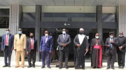 Les représentants de l'IRCU avec le Président de la Cour suprême, Alfonse Chigamoy Owiny-Dollo (au centre) lors de la réunion du lundi 9 novembre. / Domaine public.