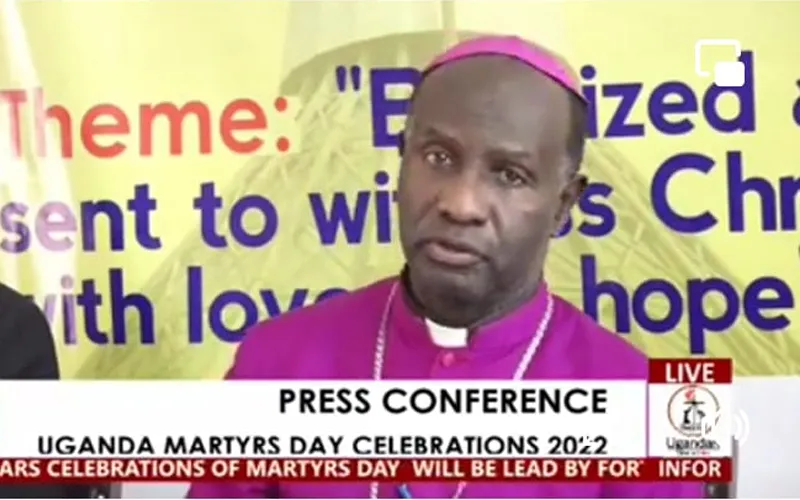 Mgr Robert Muhiirwa, évêque du diocèse catholique de Fort Portal, s'adresse aux membres de la presse avant la célébration de la Journée des martyrs dans l'archidiocèse de Kampala. Crédit : Ugandan Catholics Online / 