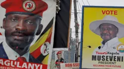 Le chanteur devenu politicien Bobi Wine (à gauche) se présente contre  Yoweri Museveni (à droite) lors des élections générales en Ouganda prévues pour le 14 janvier. / Reuters