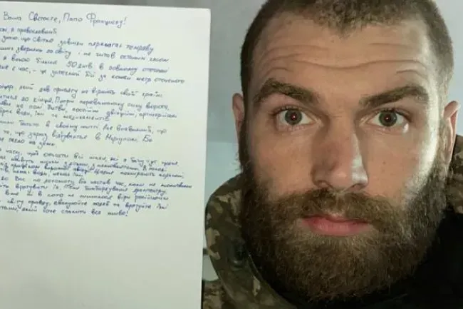 Le major Serhiy Volyna, qui dirige la 36e brigade de marine dans la bataille pour la ville portuaire ukrainienne de Mariupol, tient en main sa lettre au pape François. Service d'information religieuse d'Ukraine