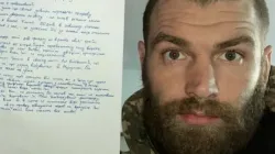 Le major Serhiy Volyna, qui dirige la 36e brigade de marine dans la bataille pour la ville portuaire ukrainienne de Mariupol, tient en main sa lettre au pape François. Service d'information religieuse d'Ukraine / 