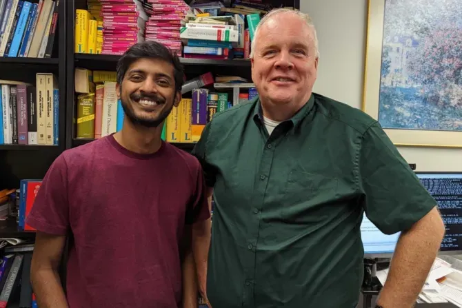 Joel Mathew, à gauche, et Ulf Hermjakob, chercheurs à l'Institut des sciences de l'information de l'Université de Californie du Sud. | Photo de courtoisie