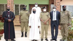 L'évêque émérite du diocèse de Masaka en Ouganda, John Baptist Kaggwa, avec une délégation de la police ougandaise qui lui a rendu visite pour s'excuser. / Uganda Police Force/ Facebook