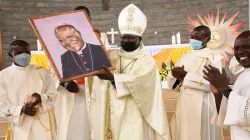 Mgr John Oballa Owaa lors de la messe marquant son 10e anniversaire épiscopal. Crédit : Diocèse de Ngong/Facebook / 