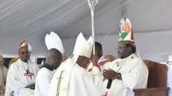 Mgr Siegfried Mandla Jwara remet la crosse à Mgr Elias Kwenzakufani Zondi lors de l'ordination épiscopale du 27 mai. Crédit : SACBC / 