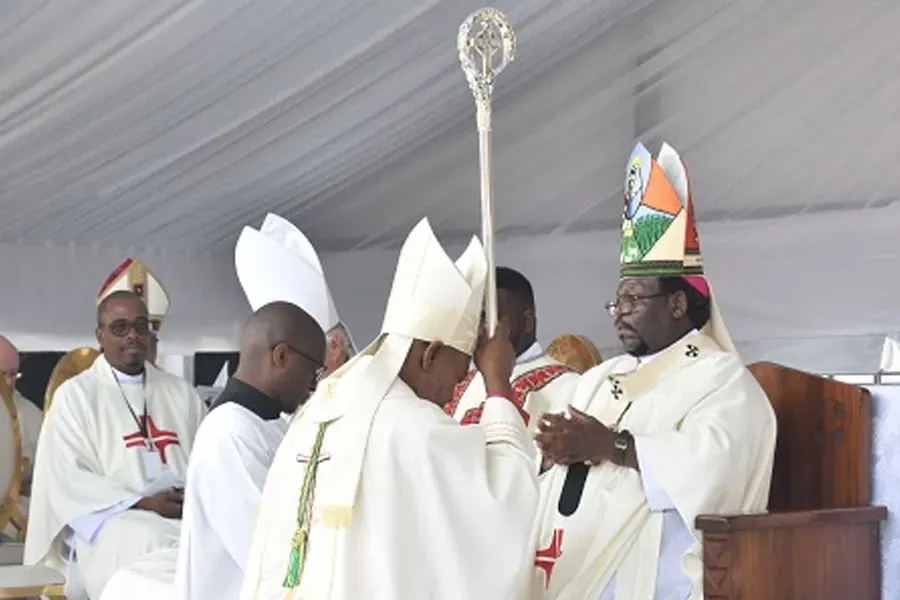 Mgr Siegfried Mandla Jwara remet la crosse à Mgr Elias Kwenzakufani Zondi lors de l'ordination épiscopale du 27 mai. Crédit : SACBC / 