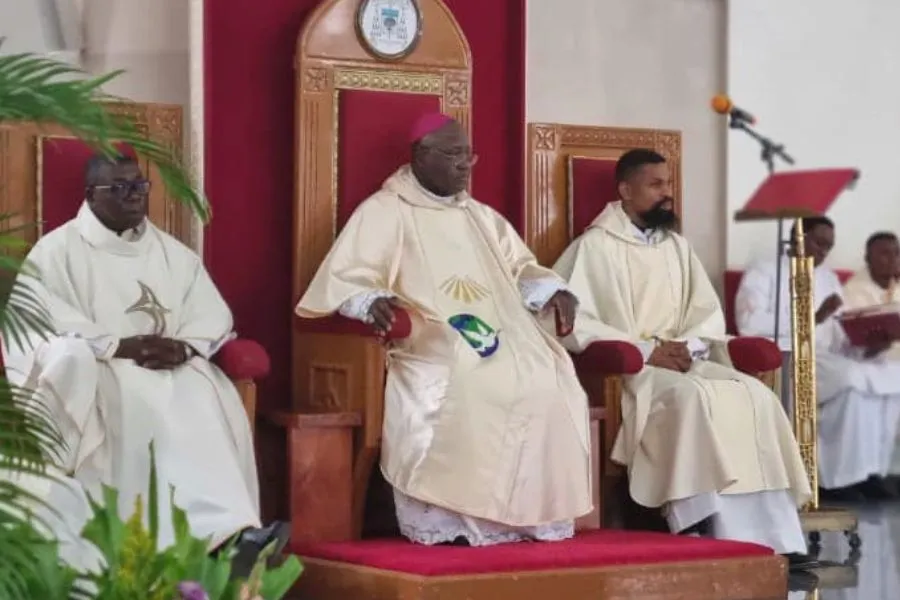 Mgr Ignatius Ayau Kaigama pendant la messe du dimanche de la Sainte Trinité à la Pro-Cathédrale Our Lady Queen of Nigeria de l'Archidiocèse d'Abuja. Crédit : Archidiocèse d'Abuja / 