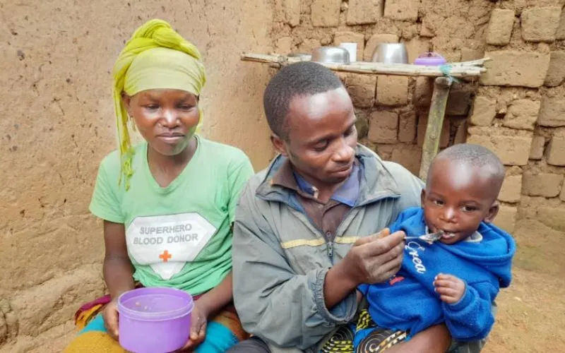 Visite à domicile de la nutritionniste de GKB à la famille de Bizimana Jean de Dieu située dans le village de Nyrataba, cellule de Taba, secteur de Tumba dans le district de Rulindo, mai 2023. Crédit : Caritas Rwanda