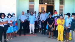 Mgr Alex Thomas pose pour une photo avec des jeunes adultes et des jeunes lors d'une visite à l'hôpital psychiatrique d'Ingutsheni. Crédit : Catholic Church News Zimbabwe / 