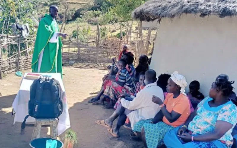 Le père Amos Kimutai, curé de l'église catholique St. Kizito dans le diocèse d'Eldoret, lors d'une visite pastorale. Crédit : Père Amos Kimutai