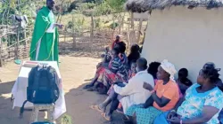 Le père Amos Kimutai, curé de l'église catholique St. Kizito dans le diocèse d'Eldoret, lors d'une visite pastorale. Crédit : Père Amos Kimutai / 