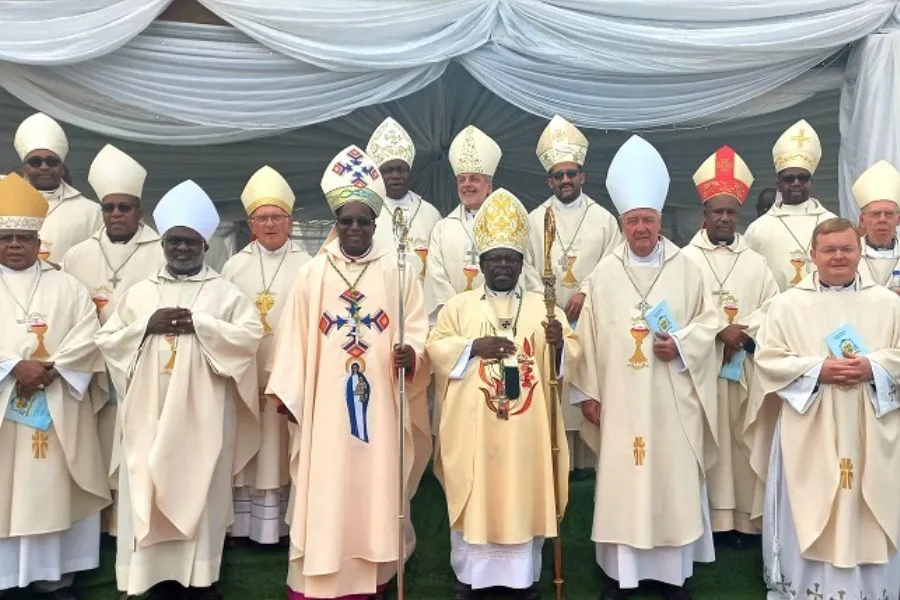 Mgr Vusumuzi Francis Mazibuko avec des membres de la Conférence des évêques catholiques d'Afrique australe (SACBC) lors de son ordination épiscopale le 3 juin. Crédit : SACBC