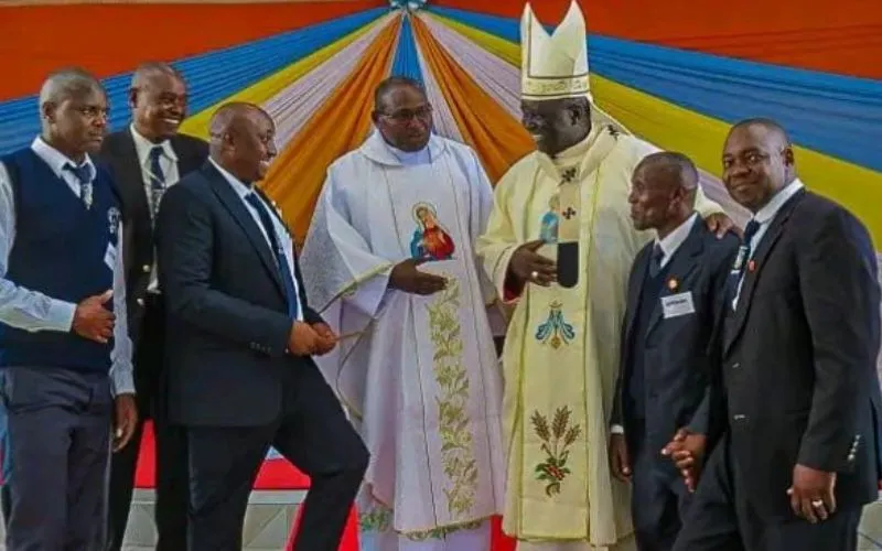 Mgr Philip Anyolo avec certains membres de l'Association des hommes catholiques (CMA) de la paroisse St. Mary Immaculate, Kumura, lors de l'inauguration de la paroisse au début du mois. Crédit : Archidiocèse de Nairobi