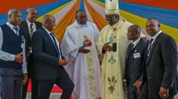 Mgr Philip Anyolo avec certains membres de l'Association des hommes catholiques (CMA) de la paroisse St. Mary Immaculate, Kumura, lors de l'inauguration de la paroisse au début du mois. Crédit : Archidiocèse de Nairobi / 