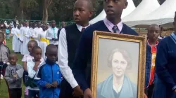 Des étudiants en train de travailler sur la photo du Vénérable Edel Quinn lors de l'événement du 13 mai dans l'enceinte de l'école St. Mary's Msongari à Nairobi, au Kenya. Crédit : ACI Afrique / 