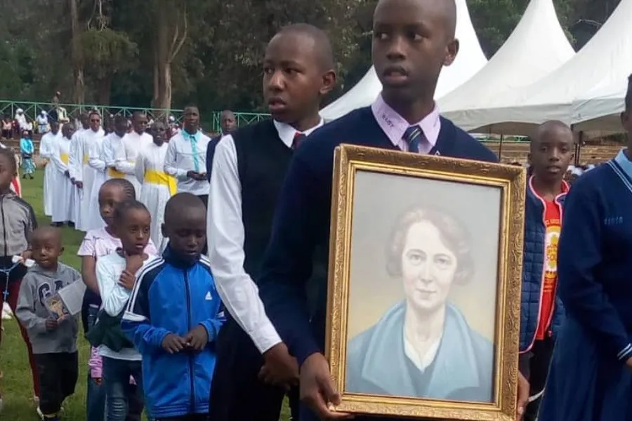 Des étudiants en train de travailler sur la photo du Vénérable Edel Quinn lors de l'événement du 13 mai dans l'enceinte de l'école St. Mary's Msongari à Nairobi, au Kenya. Crédit : ACI Afrique / 