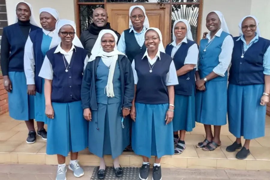 Les Supérieures des Filles de St Paul du Kenya, du Malawi, du Soudan Sud, de la Tanzanie, de l'Ouganda, de la Zambie et du Zimbabwe, flanquées de la Supérieure déléguée, Sr. Rosemary Mwaiwa (en blanc). Crédit : Filles de Saint-Paul, Nairobi