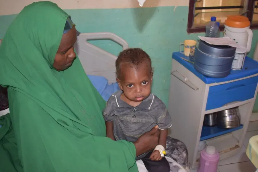 Fadumo Islow avec son fils de deux ans, Mohamed, à l'hôpital géré par Trócaire à Luuq, dans la région de Gedo, au sud de la Somalie, après huit jours de traitement. Crédit : Trócaire / 