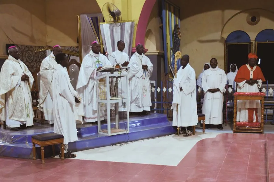 Mgr Laurent Birfuoré Dabiré et d'autres évêques catholiques du Burkina Faso pendant la messe marquant la fin d'une journée nationale de jeûne et de prière pour la paix et la cohésion sociale. Crédit : P. Paul Dah