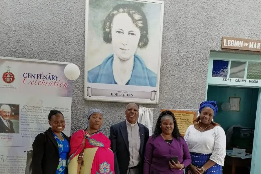 Le père Boniface Kariuki (au centre) avec des membres de la Légion de Marie lors de la célébration du centenaire à Nairobi, au Kenya, en 2021. Crédit : Père Boniface Kariuki